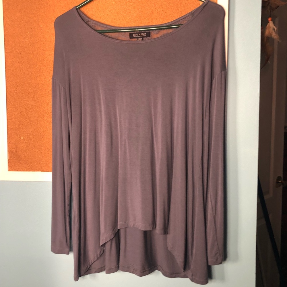 Soft long sleeved shirt with lace back